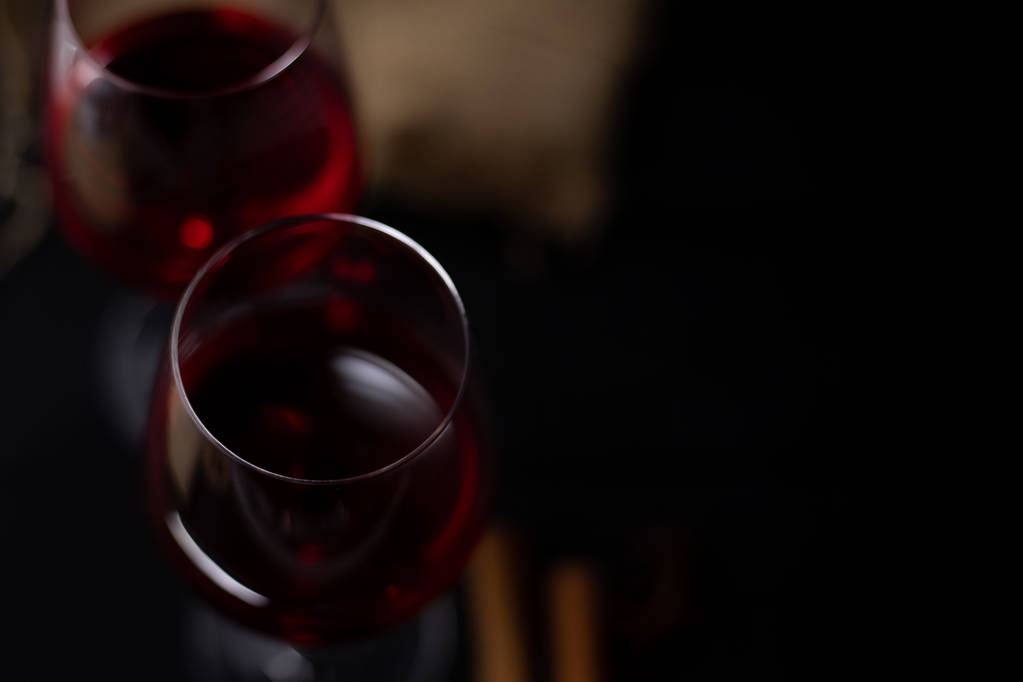 Widok z góry na czerwone kieliszki do wina na stole - Zdjęcie, obraz