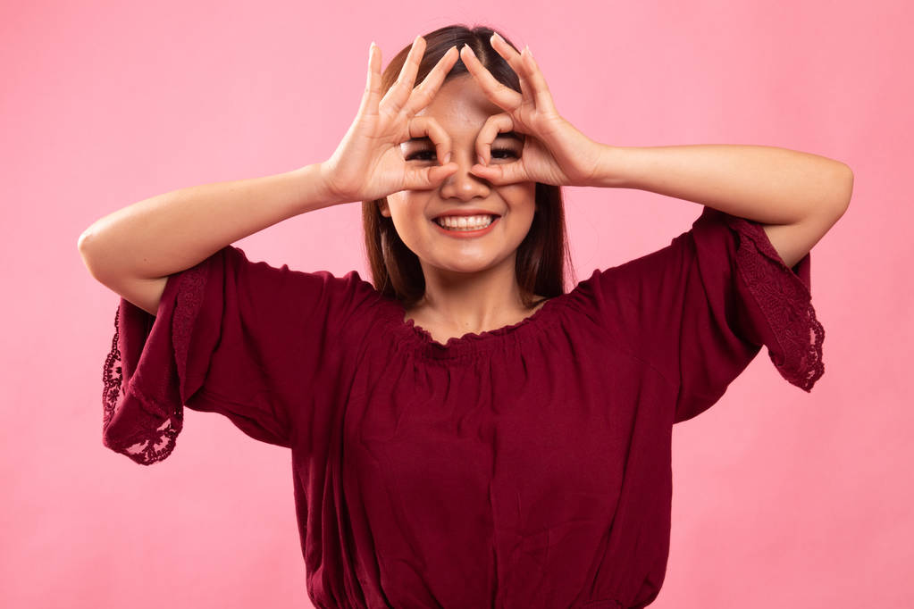 Asiático mulher fazer engraçado duplo OK sinal como óculos
. - Foto, Imagem