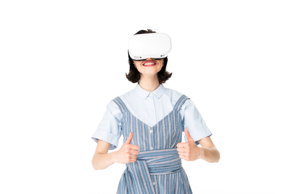 menina com fone de ouvido VR mostrando polegares para cima na câmera isolada no branco
 - Foto, Imagem
