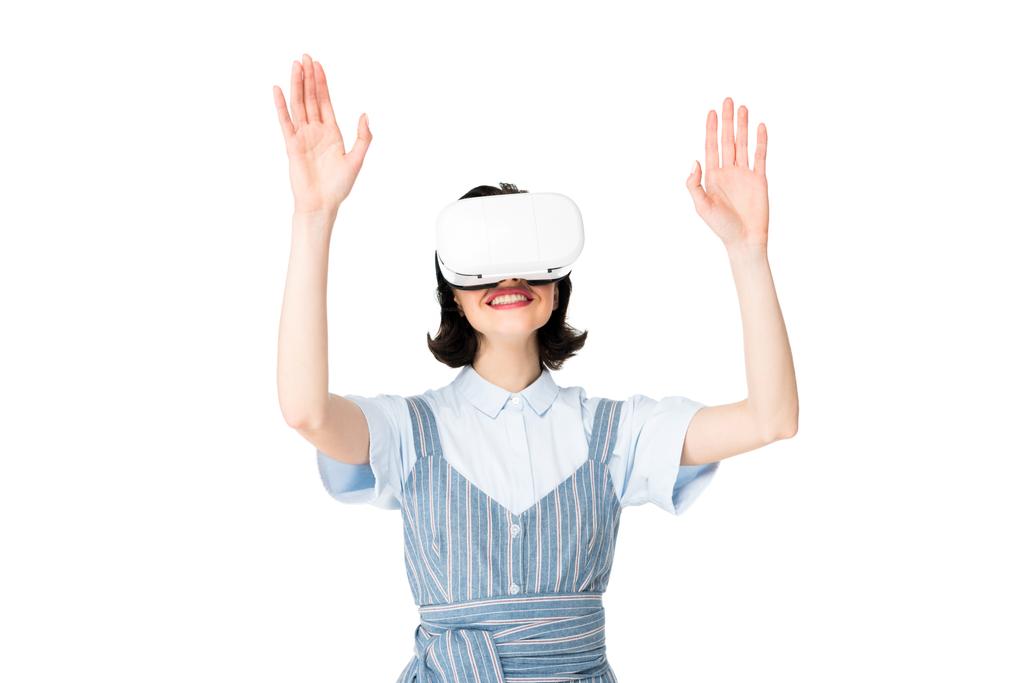 κορίτσι με ακουστικά VR που σηκώνοντας τα χέρια στον αέρα απομονώθηκαν σε λευκό - Φωτογραφία, εικόνα