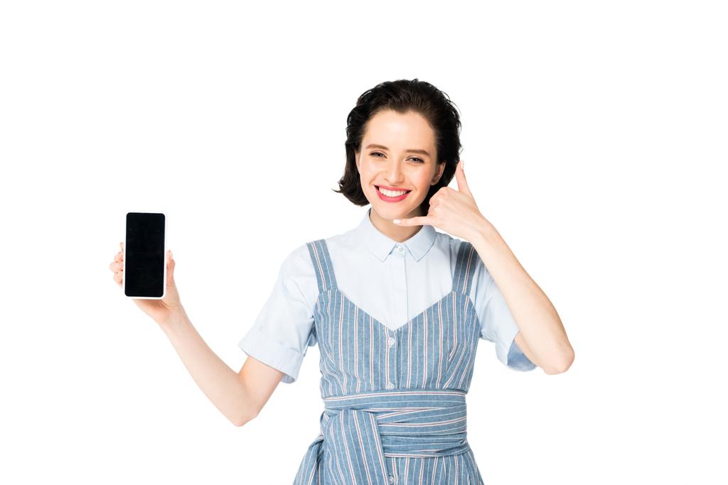 дівчина тримає смартфон в руці, посміхається і показує мені знак на камеру ізольовано на білому
 - Фото, зображення