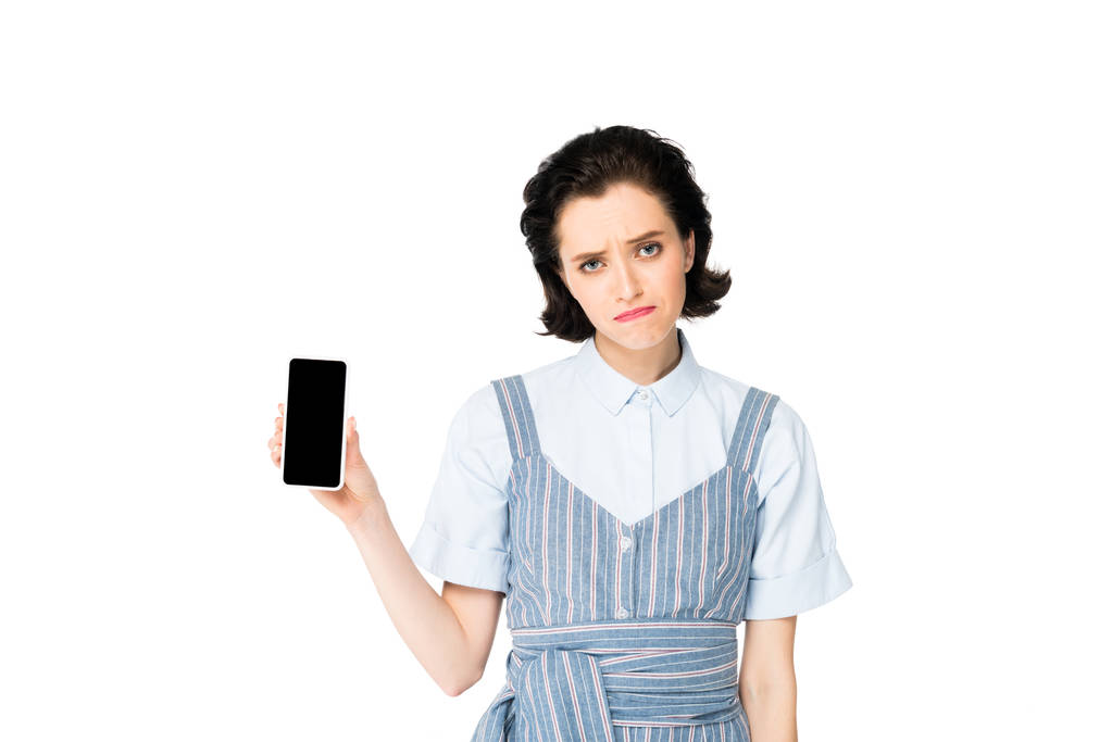 beyaz izole kamera akıllı telefon gösteren dargın güzel kız - Fotoğraf, Görsel