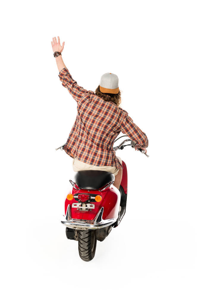 takaisin näkymä nuori mies käsi ilmassa istuu punainen skootteri eristetty valkoinen
 - Valokuva, kuva