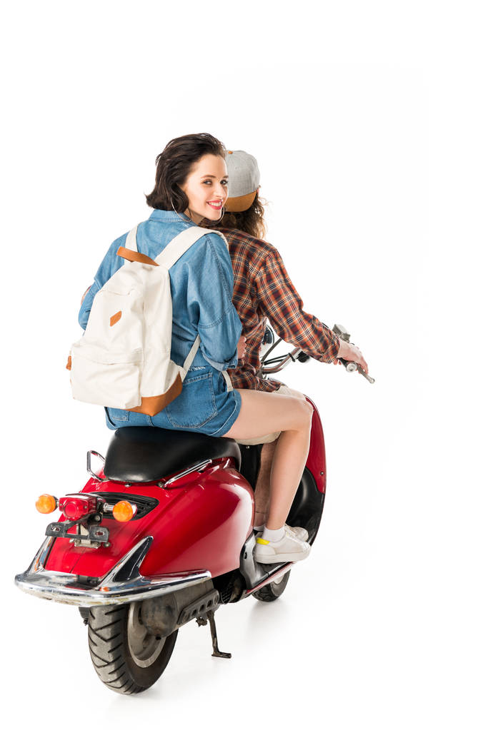 vue pleine longueur de jeune homme assis sur scooter rouge et fille regardant la caméra isolée sur blanc
 - Photo, image