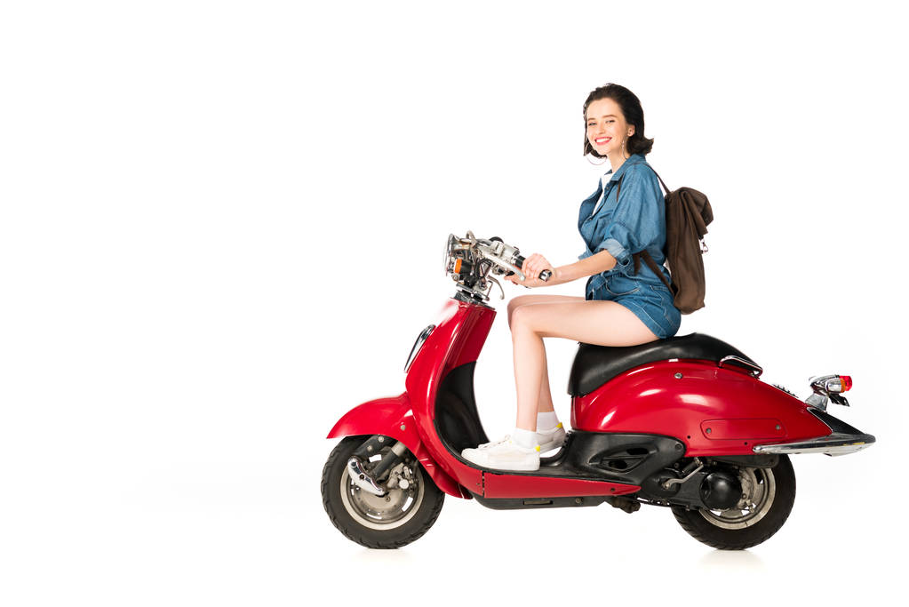 повнометражний вид дівчини, що сидить на червоному скутері ізольовано на білому
 - Фото, зображення