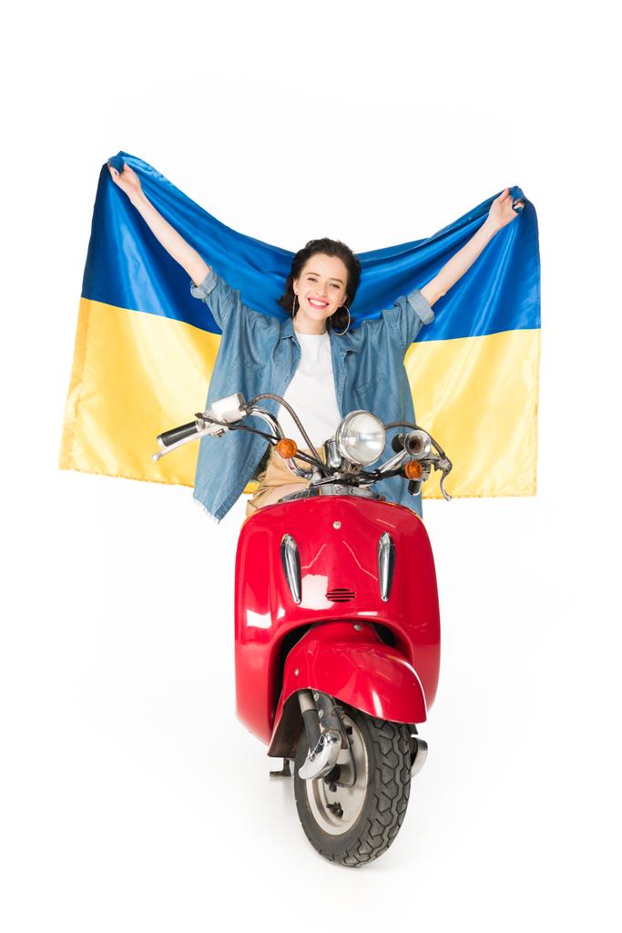 vista completa de la muchacha sentada en scooter rojo y sosteniendo la bandera de Ukranian aislada en blanco
 - Foto, Imagen