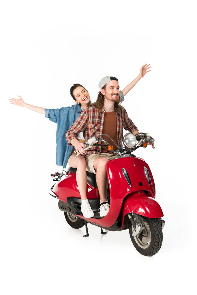 vista de longitud completa de un par de turistas jóvenes montando en scooter rojo tomados de la mano en el aire aislado en blanco
 - Foto, imagen