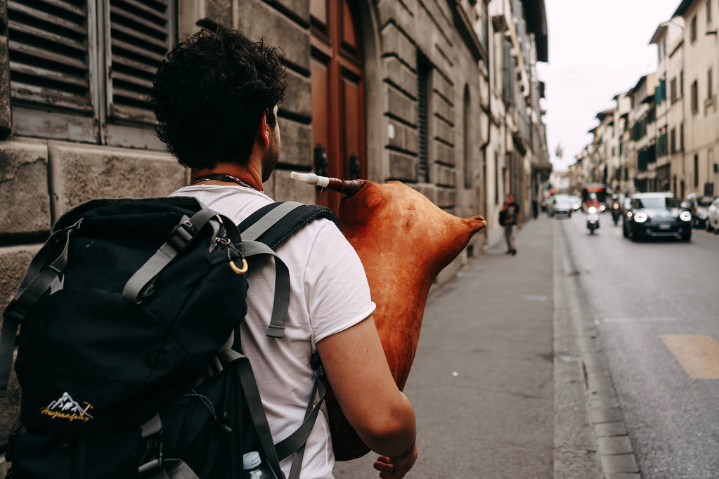Tramper, ein Mann mit Dudelsack durch die Straßen Italiens in Florenz | florenz, italien - 14 september 2018. - Foto, Bild