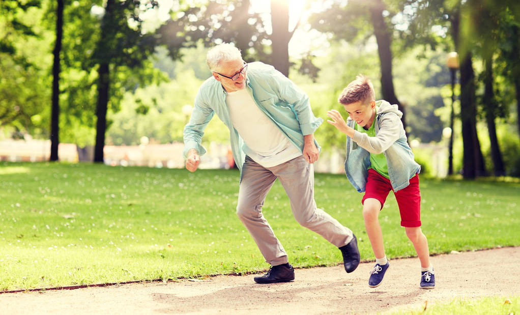 dědeček a vnuk závodění na letní park - Fotografie, Obrázek