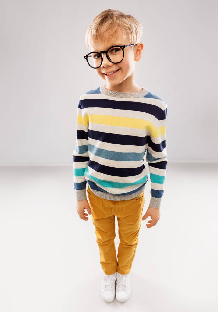 mosolygó fiú szemüveg és csíkos pulóver - Fotó, kép