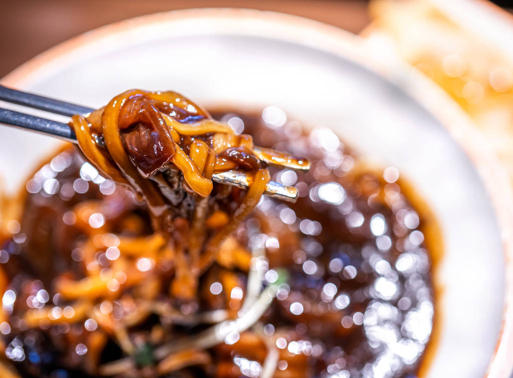Джахангмайон, джаянгмайон, смажена локшина соусу, смачна корейська традиційна кухня локшини з соусом з кореї чорної квасолі, крупним планом, копіювати простір
 - Фото, зображення