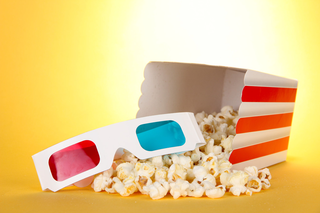 Popcorn und 3D-Gläser auf gelbem Hintergrund - Foto, Bild