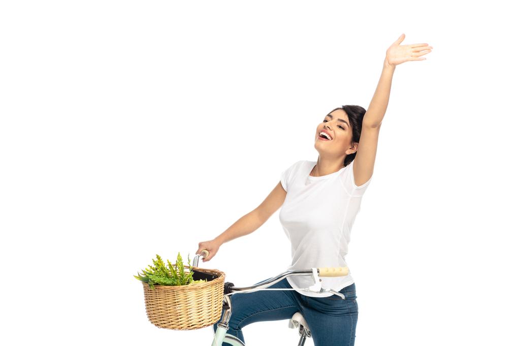 boldog latin nő kinyújtott kéz lovaglás kerékpár elszigetelt fehér  - Fotó, kép