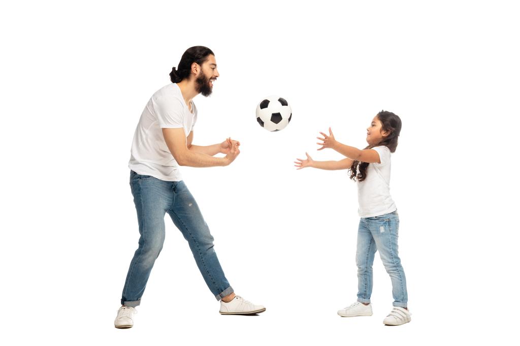 šťastný latinský otec hrál fotbal s roztomilou dcerou izolovanou na bílém  - Fotografie, Obrázek