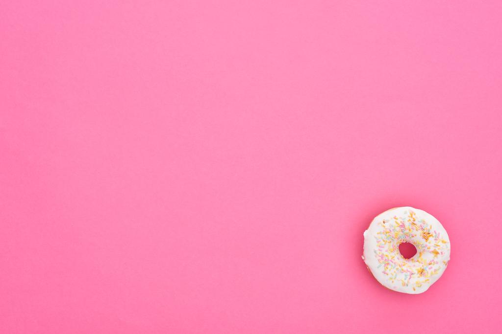 vista superior do saboroso donut envidraçado no fundo rosa brilhante
 - Foto, Imagem
