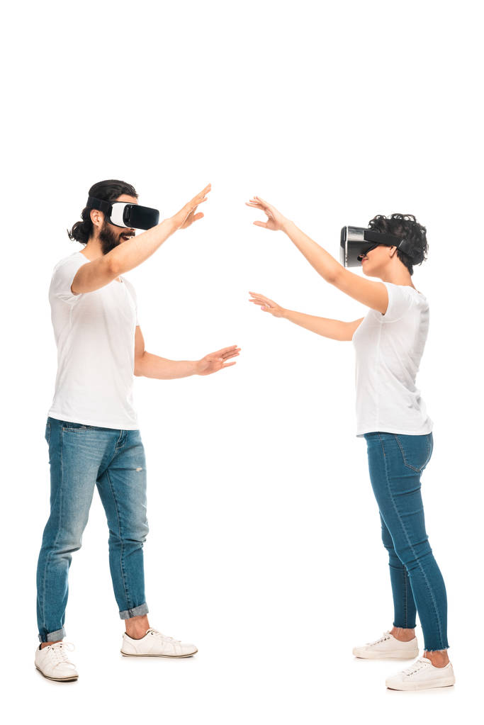бородатий латинський чоловік і жінка в гарнітурах віртуальної реальності і жестикуляції ізольовані на білому
  - Фото, зображення