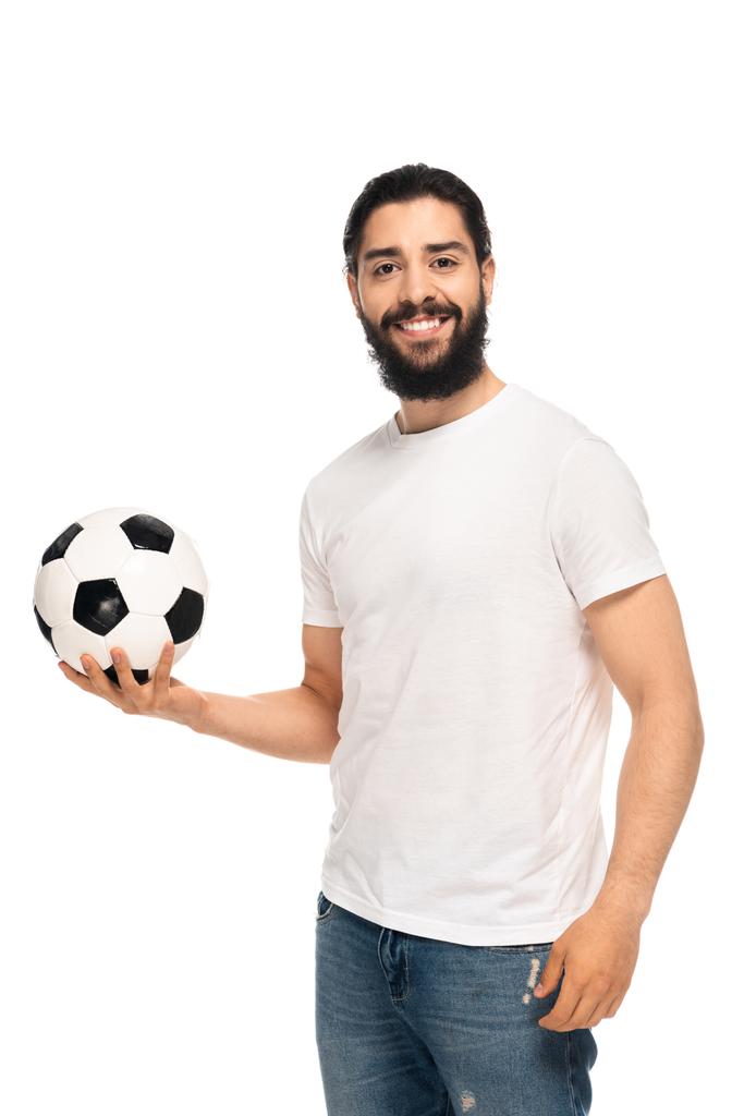 feliz latino sosteniendo pelota de fútbol y sonriendo aislado en blanco
  - Foto, imagen