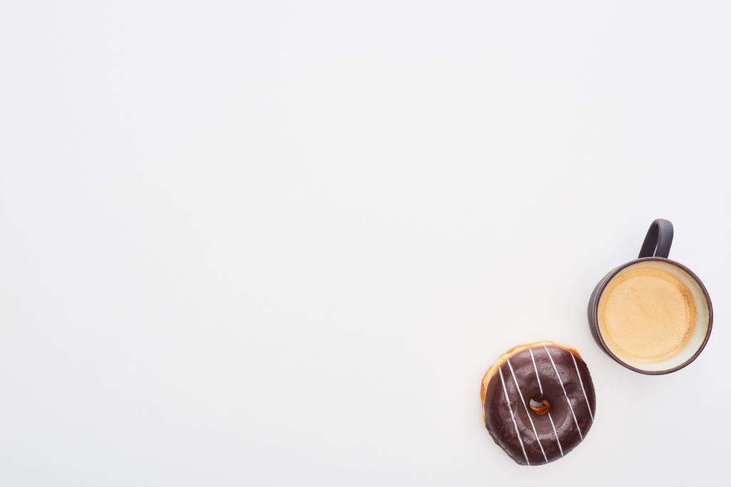 Κορυφαία θέα του νόστιμο ντόνατ σοκολάτα με τζάμια και φλιτζάνι με καφέ σε λευκό φόντο με χώρο αντιγραφής - Φωτογραφία, εικόνα