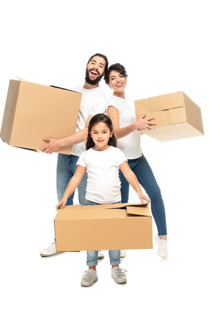 heureux parents latins tenant des boîtes et souriant près fille mignonne isolé sur blanc
  - Photo, image