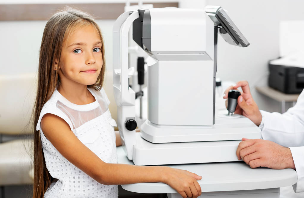 Kis szőke lány megy szemészeti felmérés - Fotó, kép