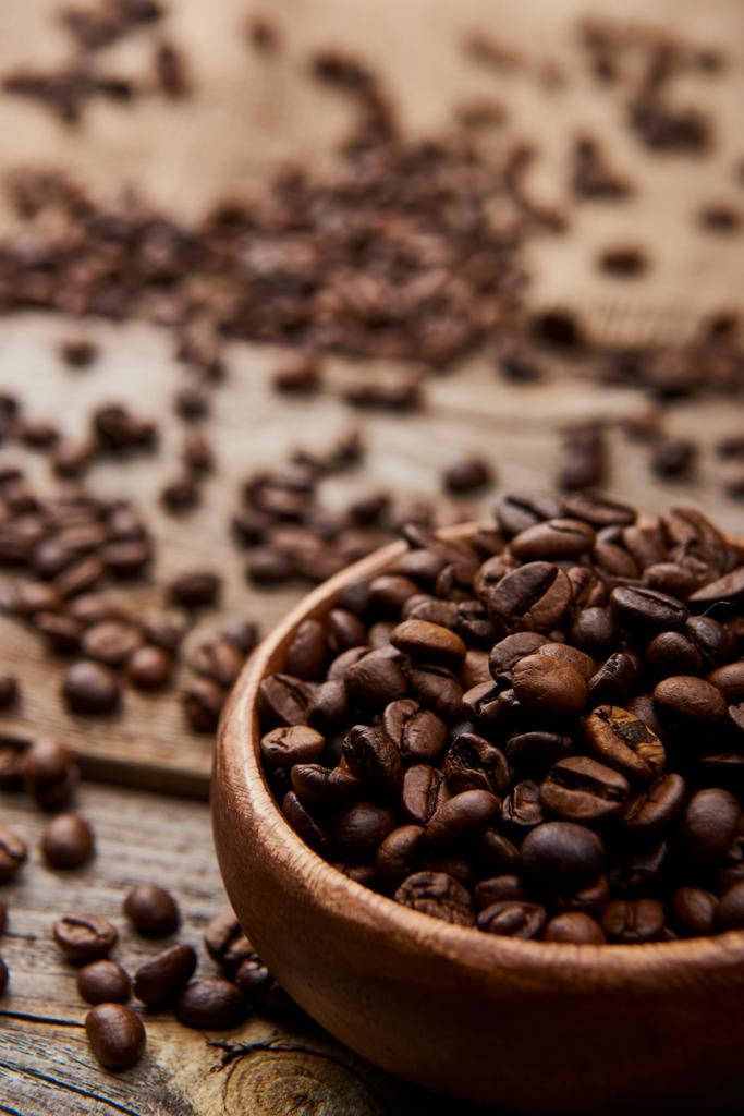 крупним планом вид свіжих обсмажених кавових зерен в мисці на дерев'яній дошці
 - Фото, зображення
