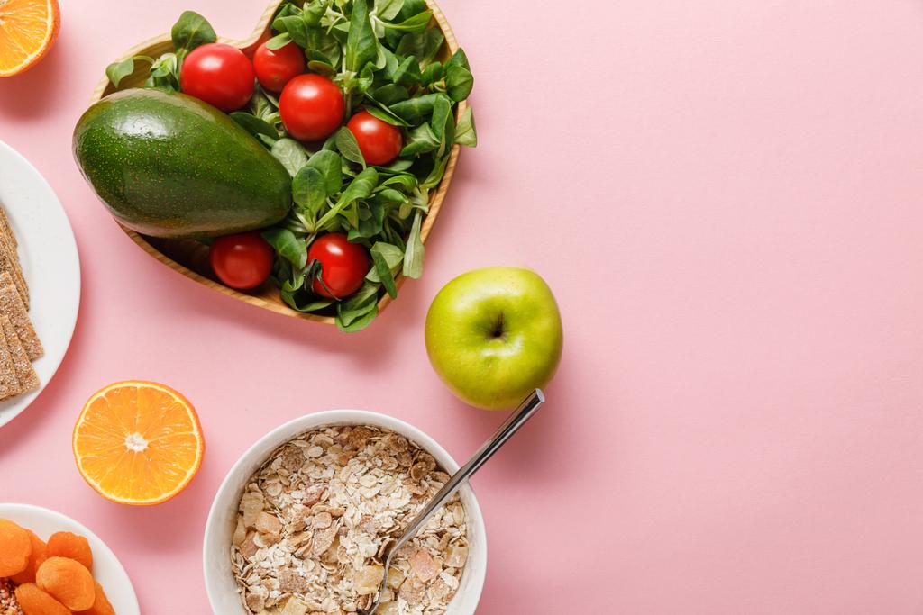 Draufsicht auf frische Nahrung auf rosa Hintergrund mit Kopierfläche - Foto, Bild