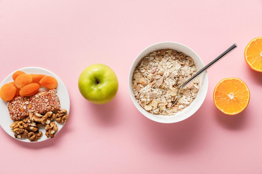vista superior de alimentos dietéticos frescos no fundo rosa com espaço de cópia
 - Foto, Imagem