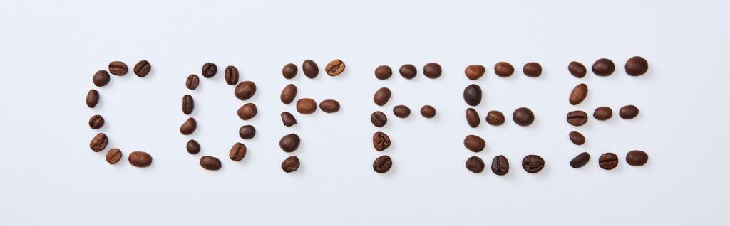 Panoramaaufnahme von Kaffee-Schriftzug aus Kaffeebohnen auf weißem Hintergrund - Foto, Bild