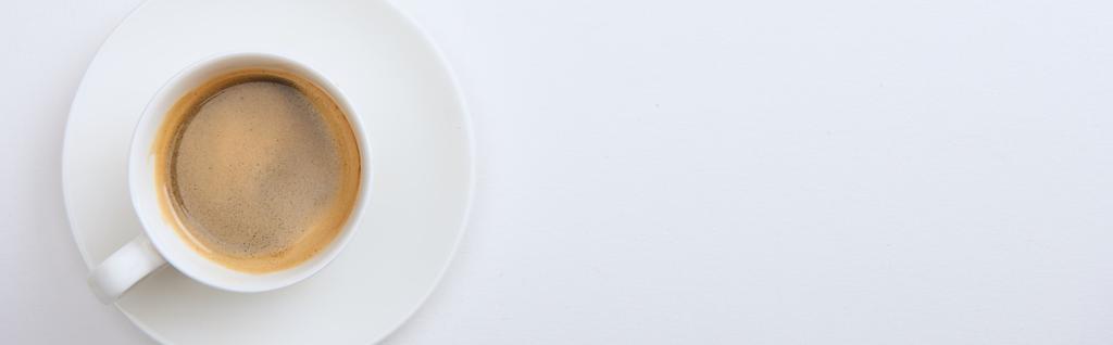 πανοραμική βολή από φλιτζάνι με νόστιμο ζεστό καφέ σε λευκό φόντο - Φωτογραφία, εικόνα