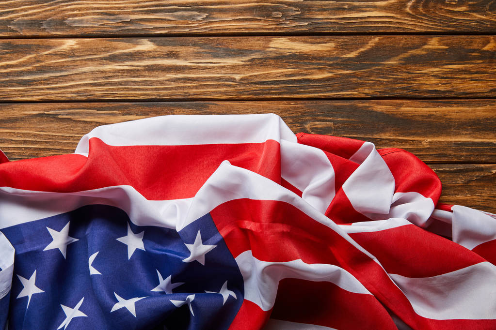コピースペースを持つ木製の表面上のアメリカの旗の上のビュー - 写真・画像