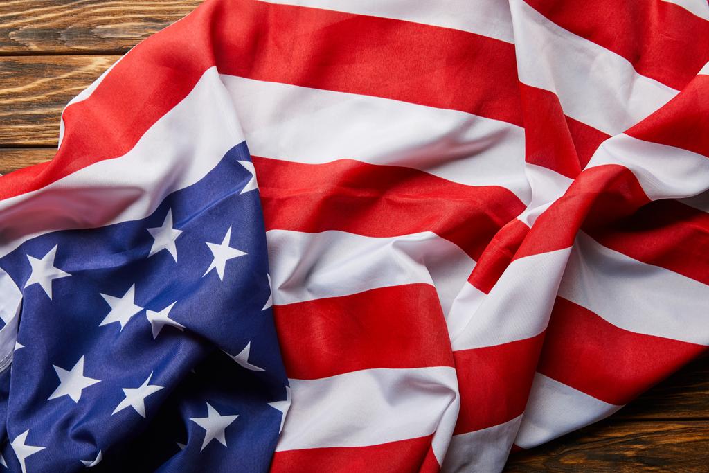 Κορυφαία θέα της παραδοσιακής αμερικανικής σημαίας σε ξύλινη επιφάνεια - Φωτογραφία, εικόνα