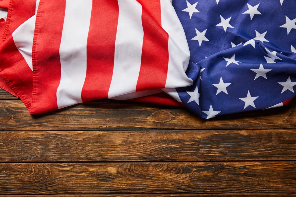Draufsicht der USA-Flagge auf hölzerner brauner Oberfläche mit Kopierraum - Foto, Bild