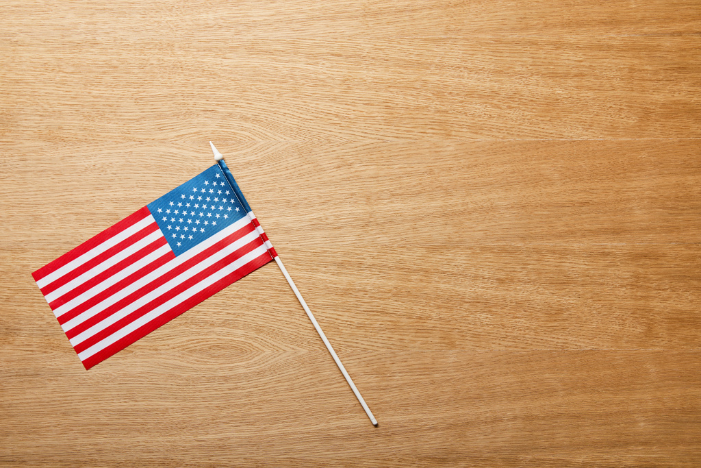 vista superior de la bandera americana sobre tabla texturizada de madera con espacio de copia
 - Foto, Imagen