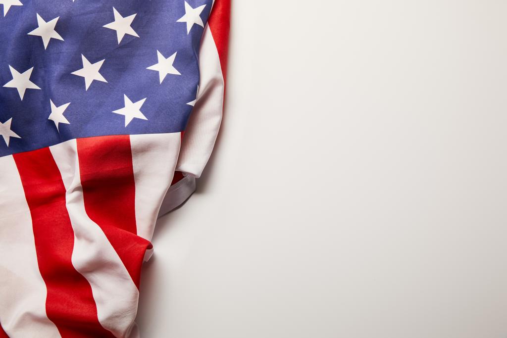 επάνω όψη της αμερικανικής σημαίας σε λευκό φόντο με χώρο αντιγραφής - Φωτογραφία, εικόνα