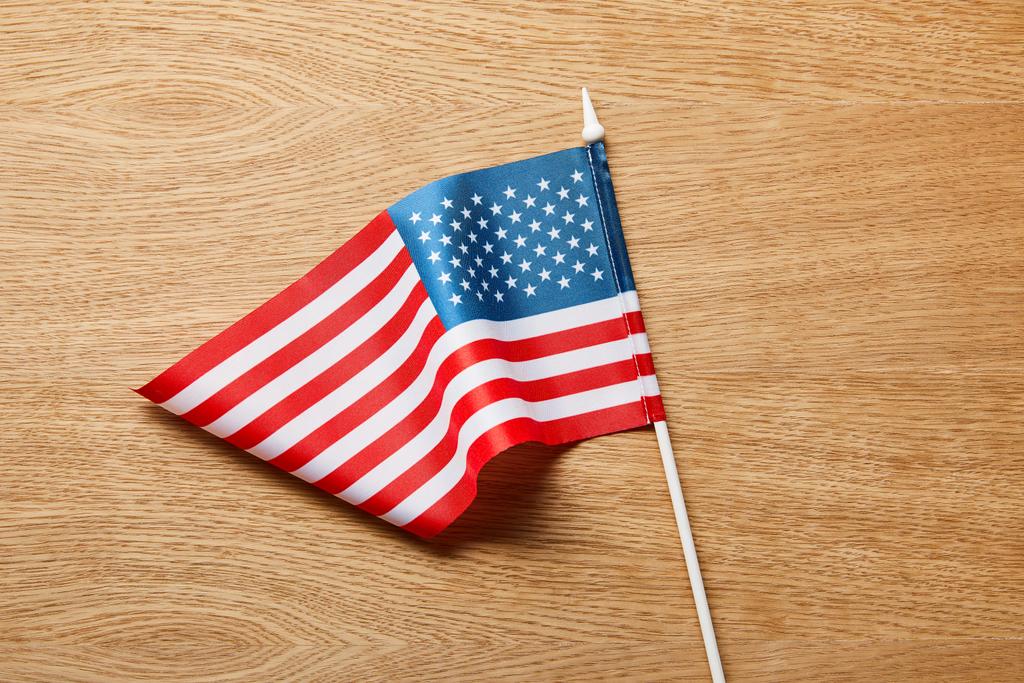 木製のテーブルの上のアメリカ国旗のクローズアップビュー - 写真・画像