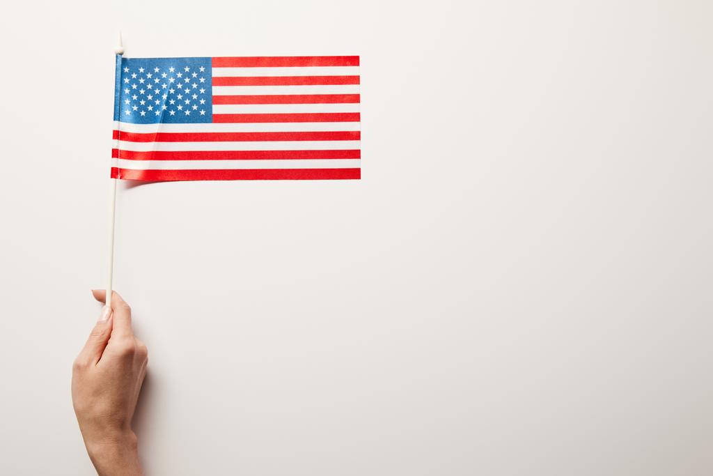 osittainen näkymä naisesta, jolla on Amerikan lippu valkoisella pohjalla kopiotila
 - Valokuva, kuva