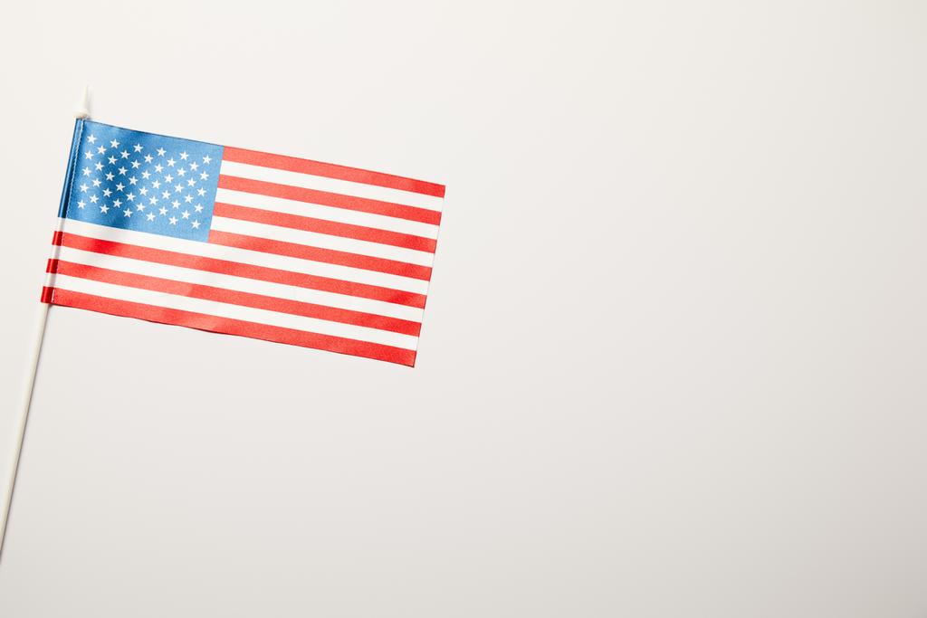 κορυφή θέα της αμερικανικής σημαίας σε λευκό φόντο ραβδί με χώρο αντιγραφής - Φωτογραφία, εικόνα