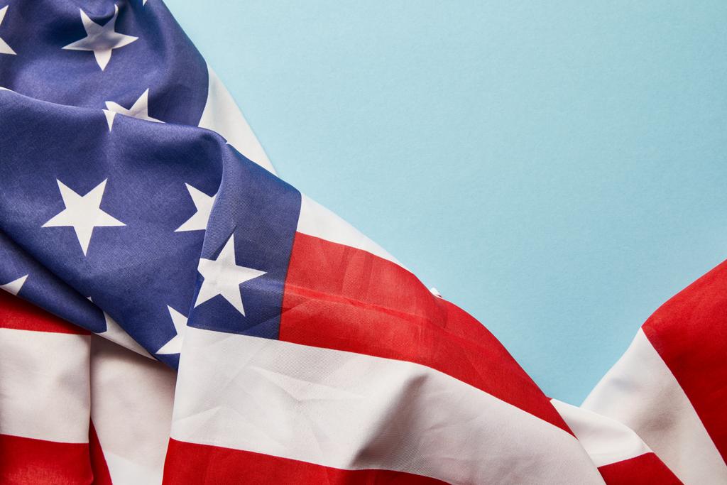 vista de cerca de la bandera americana sobre fondo azul con espacio de copia
 - Foto, imagen