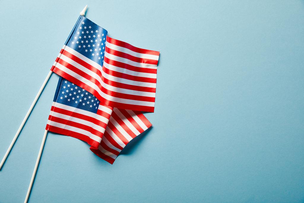vista superior das bandeiras americanas nacionais em fundo azul com espaço de cópia
 - Foto, Imagem