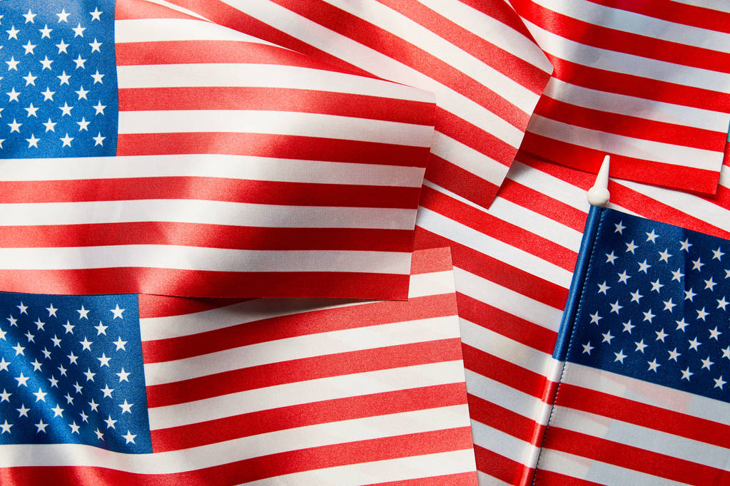 vue rapprochée des drapeaux américains satinés brillants en pile
 - Photo, image