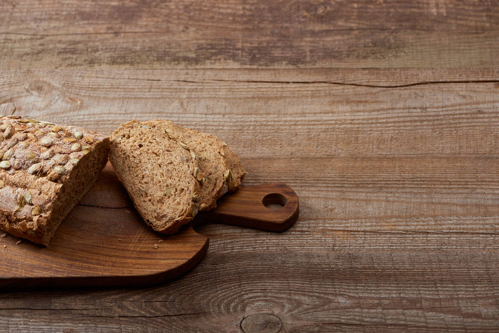pane fresco tagliato sul tagliere sul tavolo di legno
 - Foto, immagini