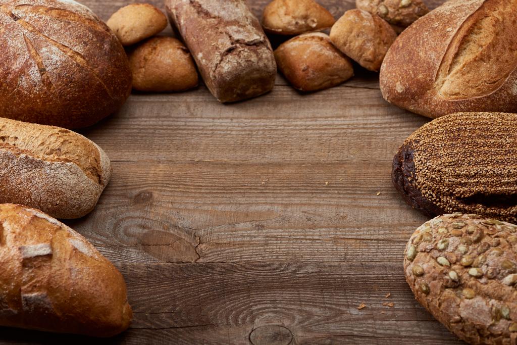 kopya alanı ile ahşap rustik masa üzerinde ekmek taze pişmiş somun - Fotoğraf, Görsel