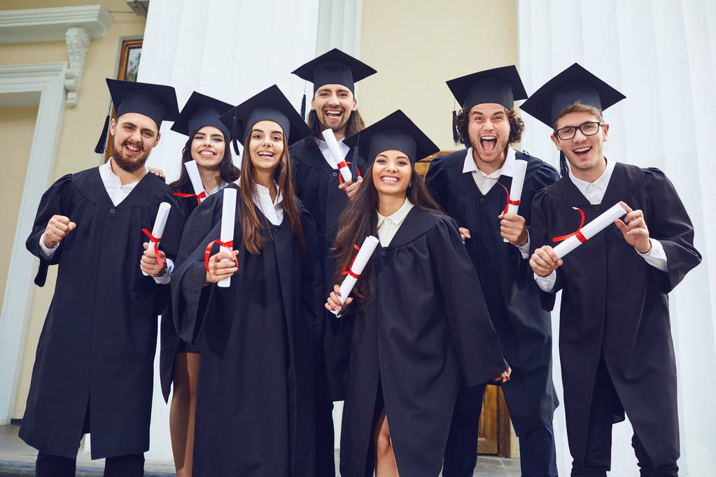 Un grupo de graduados sonriendo
 - Foto, imagen