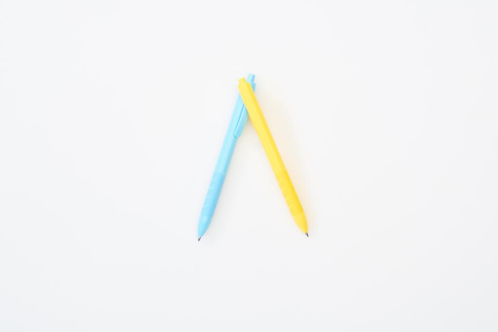 vista dall'alto di matite gialle e blu isolate su bianco
 - Foto, immagini