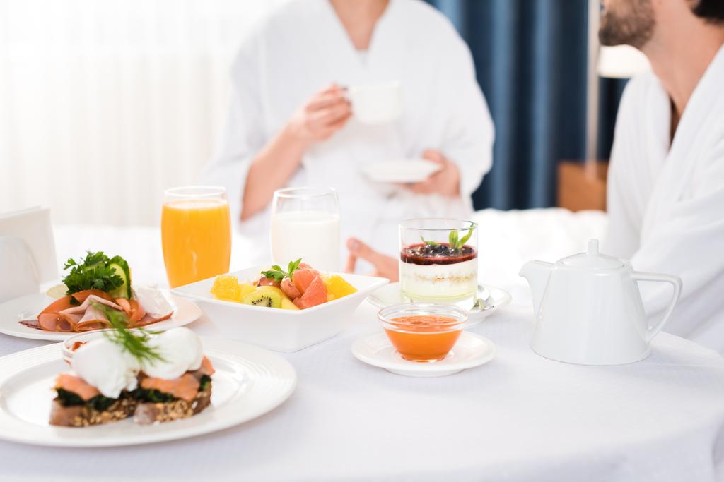 enfoque selectivo de sabroso desayuno en la mesa cerca de hombre y mujer
  - Foto, imagen