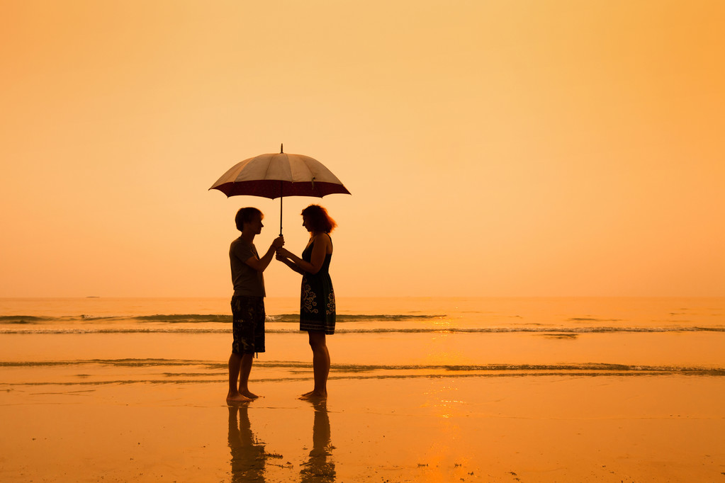 Siluetas de pareja con paraguas
 - Foto, Imagen
