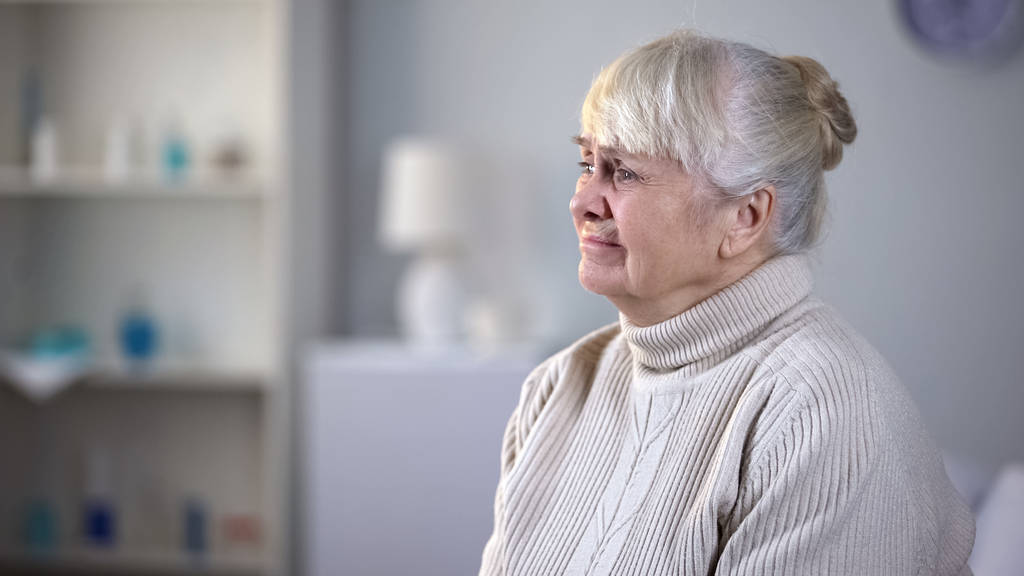 Depressive Seniorin sitzt allein im Wohnzimmer, von Verwandten verlassen - Foto, Bild
