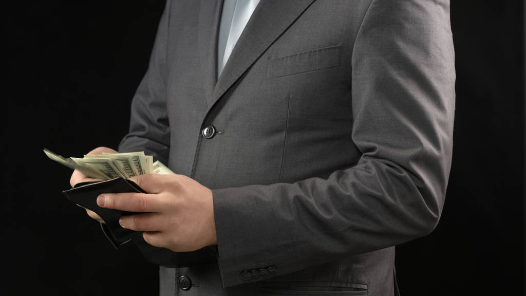 Homme riche comptant des dollars en portefeuille, épargne, salaire et concept d'économie
 - Photo, image