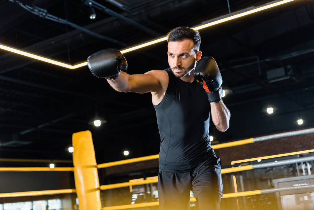 pohled nízkého úhlu vousatého muže boxování v tělocvičně  - Fotografie, Obrázek