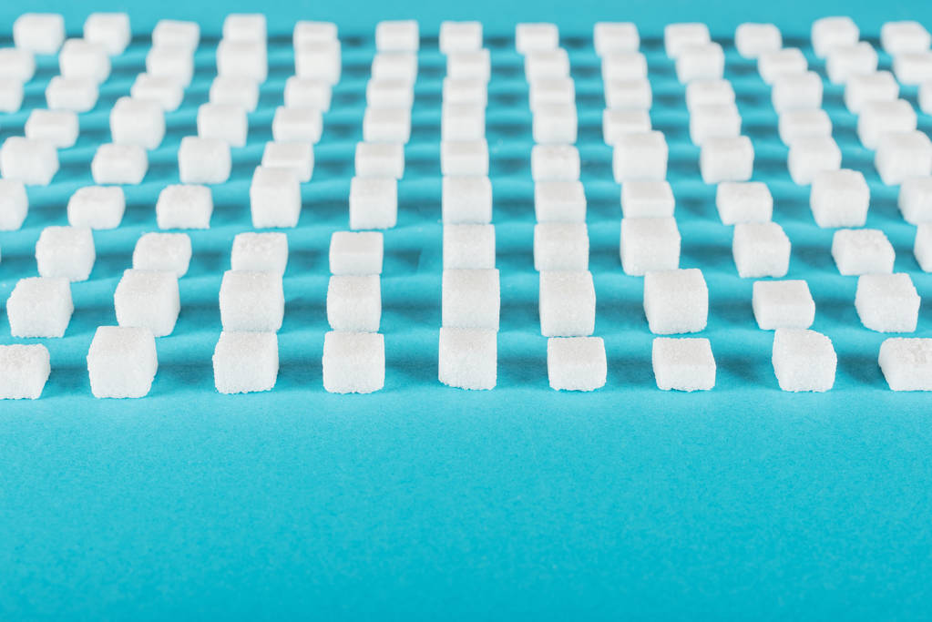 cukier biały na niebieskiej powierzchni umieszczony w rzędach poziomych - Zdjęcie, obraz